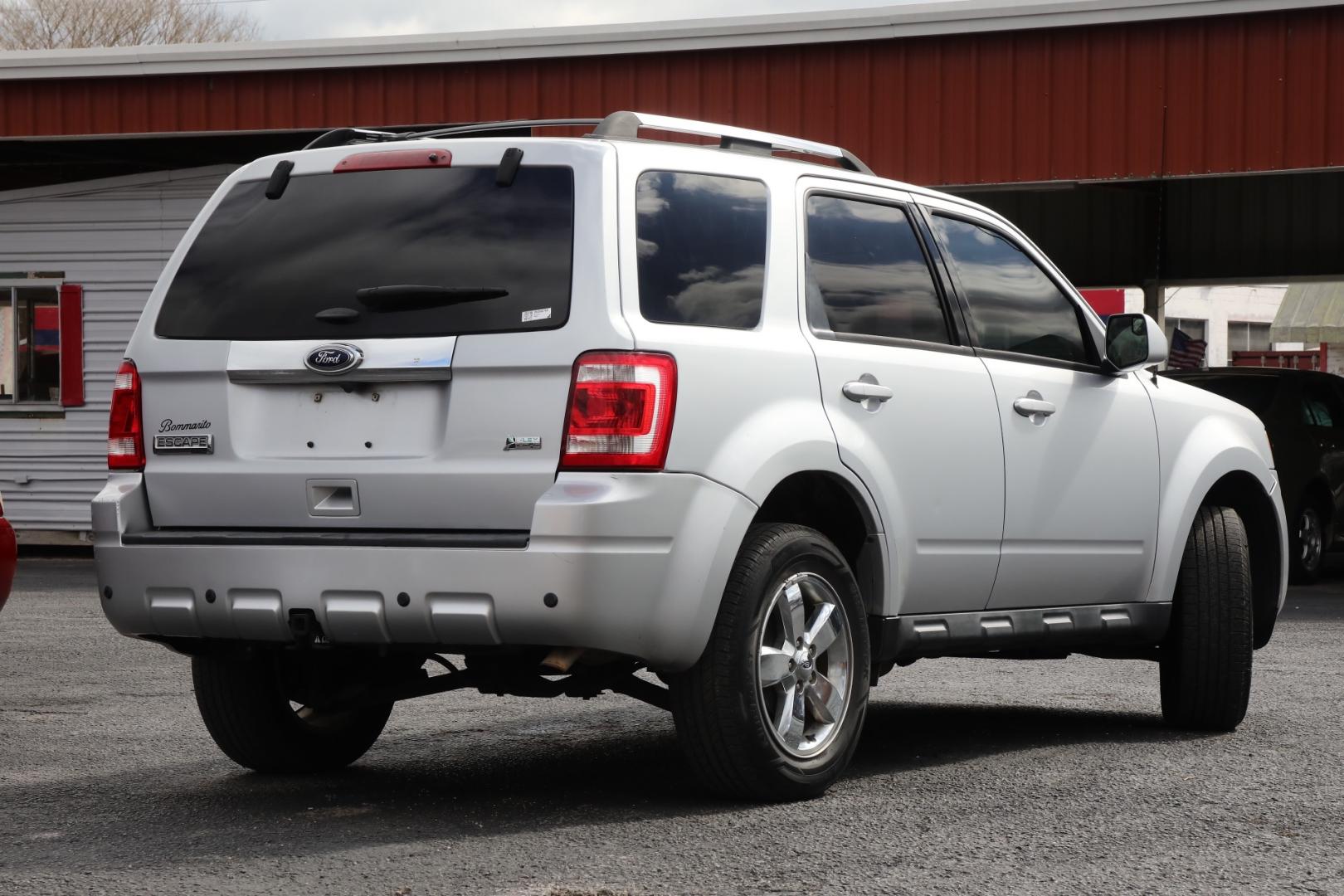 2012 SILVER FORD ESCAPE Limited FWD (1FMCU0EG2CK) with an 3.0L V6 DOHC 24V engine, 6-SPEED AUTOMATIC transmission, located at 420 E. Kingsbury St., Seguin, TX, 78155, (830) 401-0495, 29.581060, -97.961647 - Photo#4